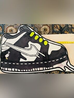 Nike SB Dunks “Pigeon”White and Black  with Neon Yellow laces Rug. None slip
$50